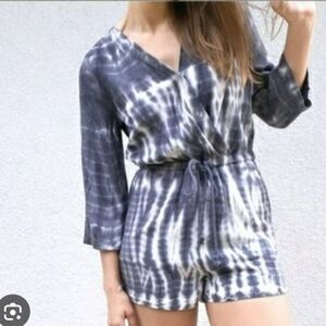 LIKE NEW Cloth & Stone 3/4 Length Navy Tie-Dye Romper Sz L